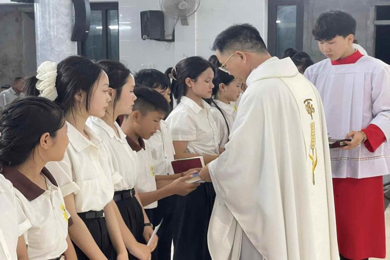 HUYNH ĐỆ ĐOÀN ANTÔN BẢO NHAM – DÒNG BA PHAN SINH TẠI THẾ MIỀN VINH, KẾT THÚC TU NGHỊ VÀ THÁNH LỄ TUYÊN KHẤN