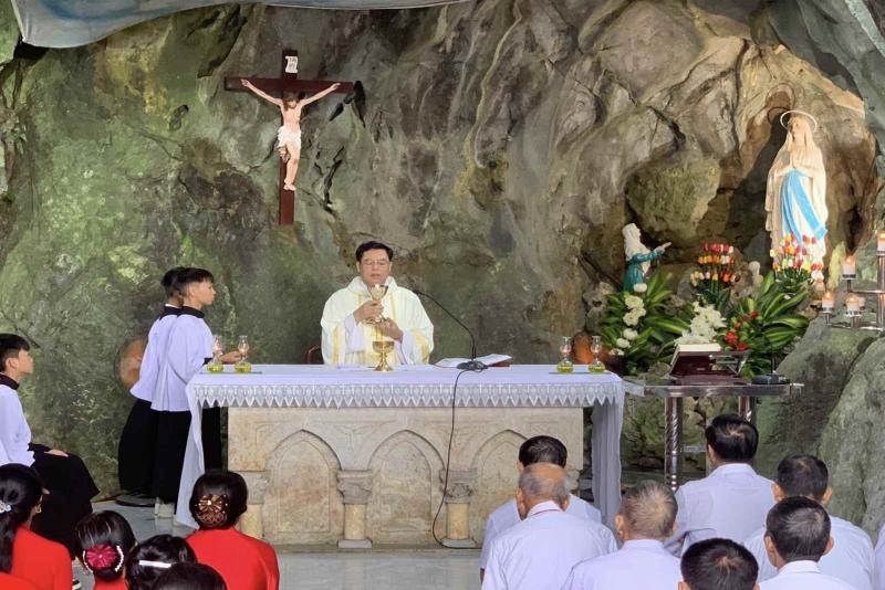 GIA ĐÌNH THÁNH TÂM GIÁO XỨ RÚ ĐẤT HÀNH HƯƠNG NĂM THÁNH VỀ BÊN MẸ BẢO NHAM