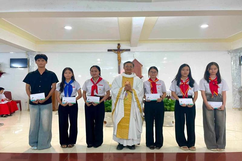 Khen thường và khích lễ các em cũng như thầy cô Giáo lý viên kỳ thi cấp Giáo hạt và Giáo phận