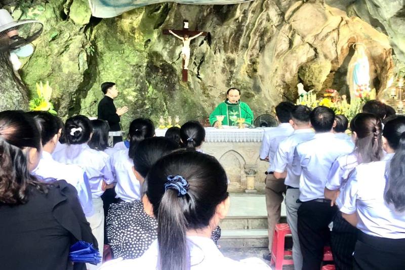 GIÁO LÝ VIÊN VÀ HỌC SINH ƯU TÚ GIÁO XỨ CỰ TÂN HÀNH HƯƠNG NĂM THÁNH VỀ BÊN MẸ BẢO NHAM