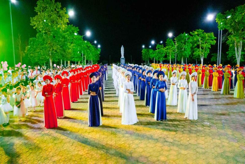 Những khoảnh khắc đẹp trong Đêm dâng hoa kính Mẹ tại Giáo xứ Bảo Nham.